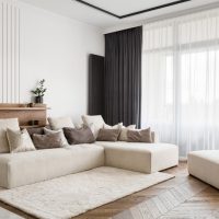 sofa-retratil-branco-creme-em-sala-ampla-com-tapete-felpudo